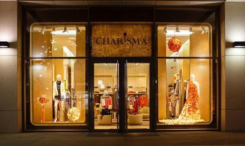 网红玻璃橱窗陈列图片,光影交织的时尚艺术展示